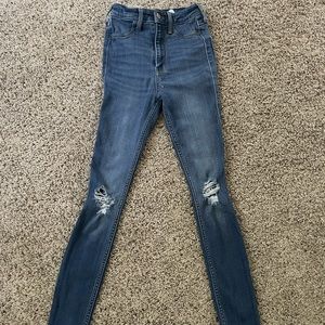 hollister ripped skinny jeans